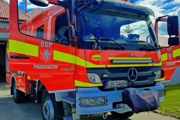 Plama śliskiej substancji na ulicach Przeciszowa – interwencja OSP