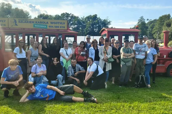 Młodzieżowi wolontariusze z Kęt i Andrychowa integrowali się w Mini Zoo w Inwałdzie