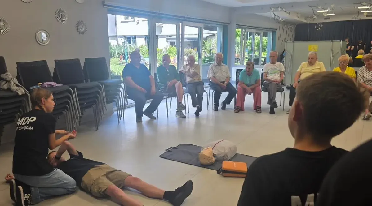 Młodzieżowa Drużyna Pożarnicza uczy seniorów pierwszej pomocy