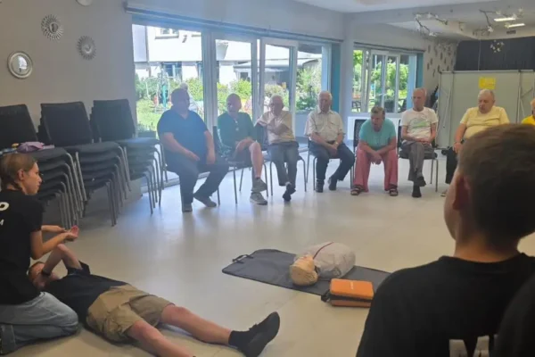 Młodzieżowa Drużyna Pożarnicza uczy seniorów pierwszej pomocy