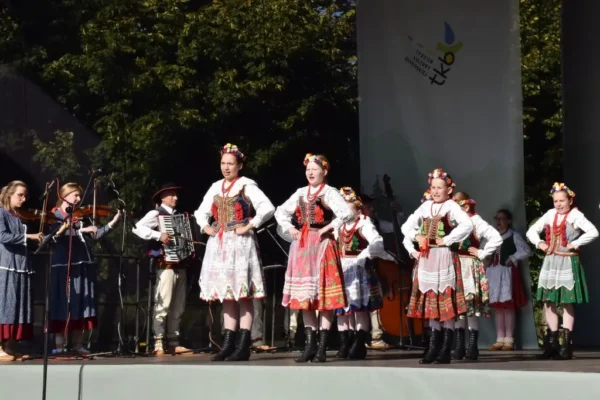 63. Tydzień Kultury Beskidzkiej: Zespoły z Polski i Świata na Scenie w Oświęcimiu