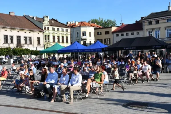 Wspólne śpiewanie na oświęcimskim rynku – muzyczna integracja mieszkańców