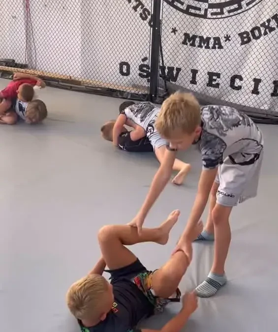 Pierwszy dzień Skillz Grappling Camp Kids za nami – dzieci trenują BJJ w Oświęcimiu