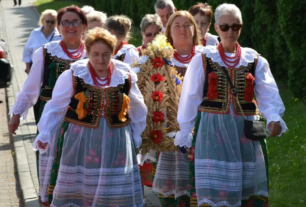 Dożynki w Piotrowicach: podziękowania za plony i wspólna zabawa
