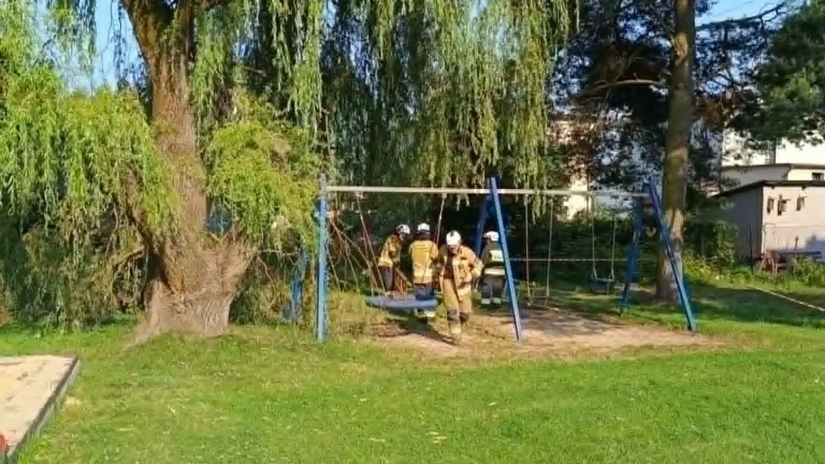 OSP Kęty Podlesie z podziękowaniami za usunięcie skutków wichury na placu zabaw