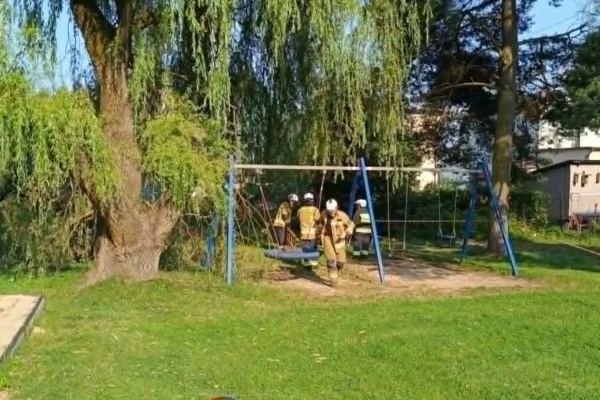 OSP Kęty Podlesie z podziękowaniami za usunięcie skutków wichury na placu zabaw