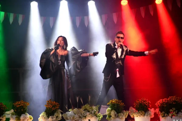 Dzień włoski na kęckim Rynku: maski, warsztaty i koncert An Dreo e Karina